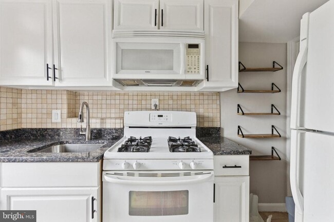 Building Photo - Charming 2-Bedroom Townhome Beautifully Updated and Convenient