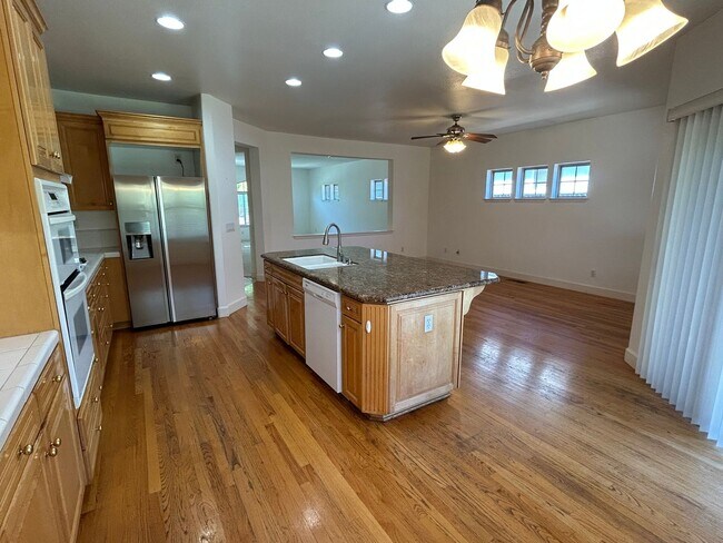 Building Photo - Great location! Beautiful 3 Bedroom Home