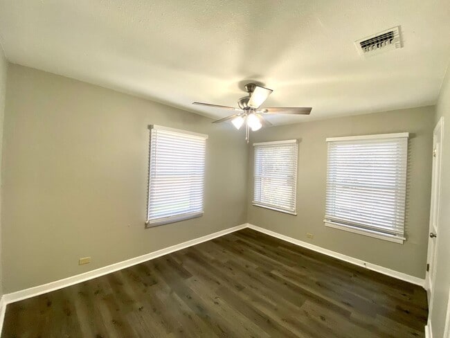 Building Photo - 3 Bedroom 3 bathroom Remodeled home ready to be loved