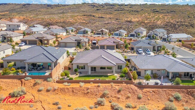 Building Photo - Stunning 4 Bedroom Home with Gorgeous Back...