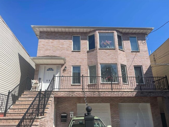 Primary Photo - 352 4th St