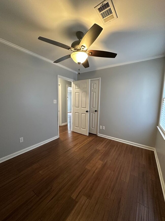 Building Photo - 3 Bedroom, 2 bathroom house on the Eastside, move-in ready