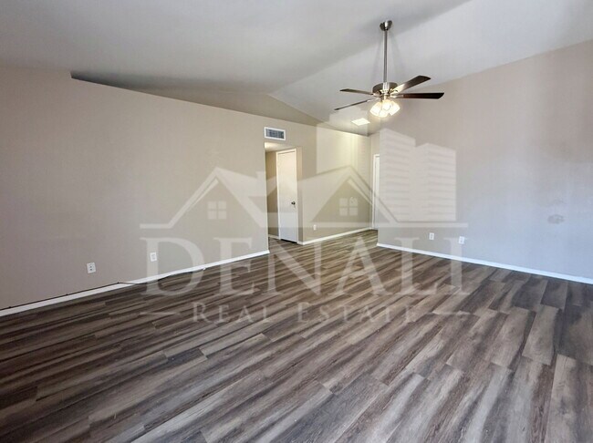 Building Photo - 10921 W Sells Dr