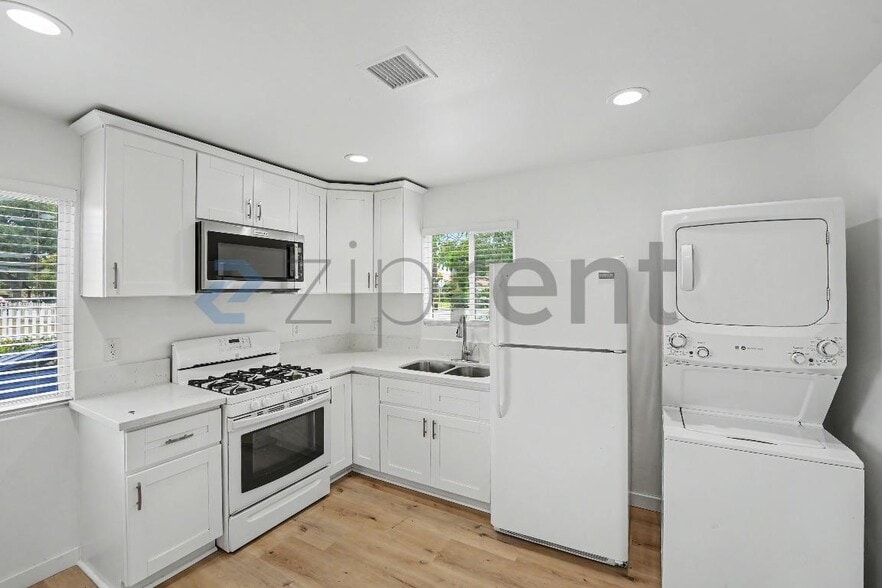 Building Photo - Unit A