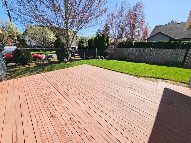 Building Photo - 917 N Cascade Dr