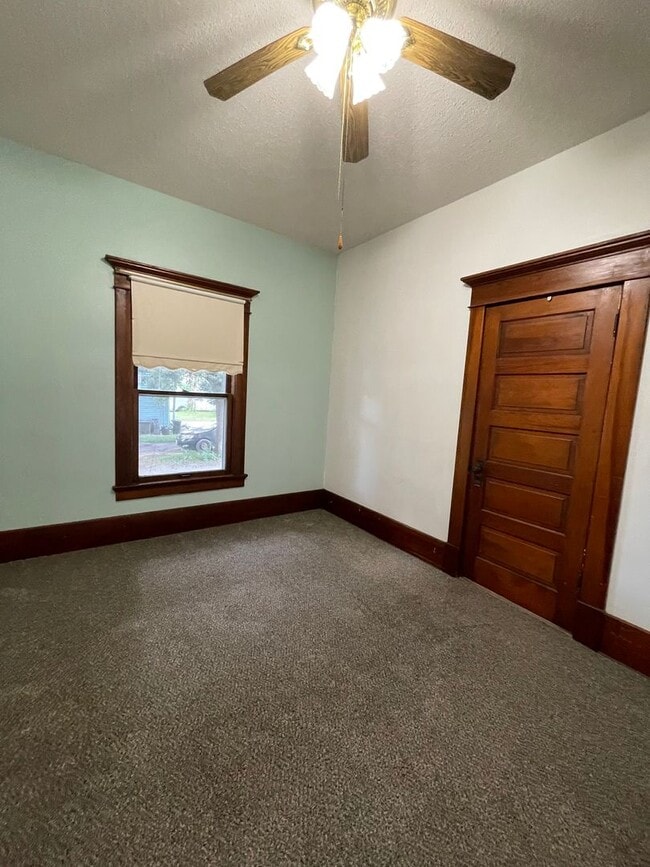 Building Photo - 615 E 6th Ave