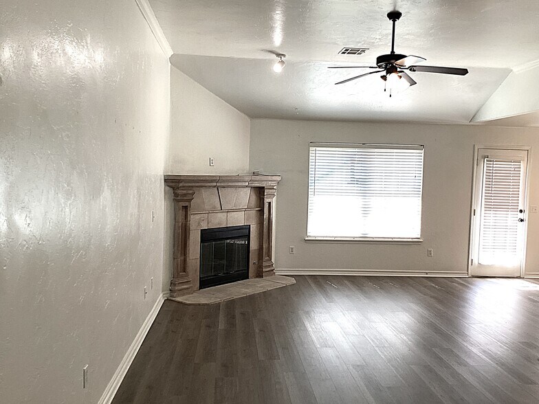 Building Photo - 909 Harvest Dr