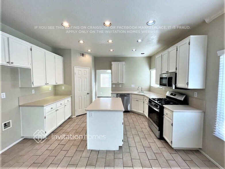 Building Photo - 23842 Sweet Pea Ct