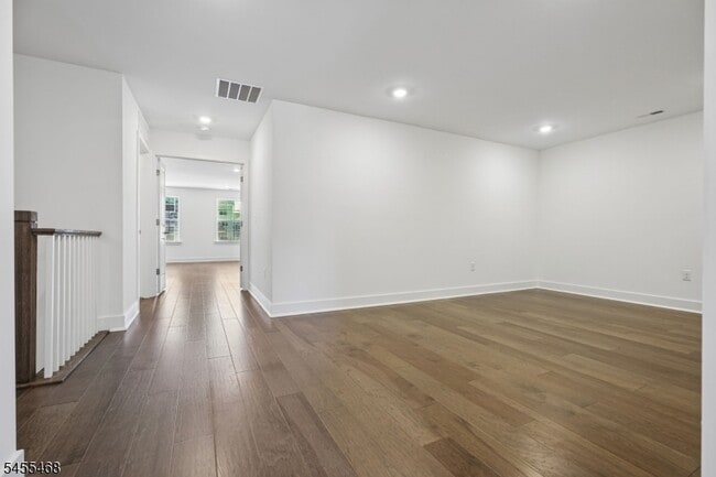 Building Photo - 52 Eastwood Ter