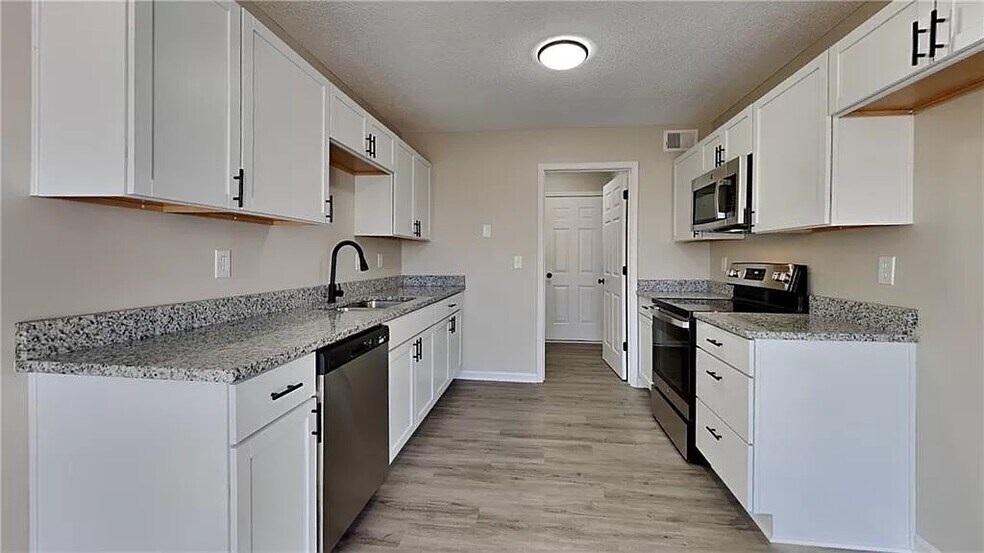 Building Photo - 21670 S Main St