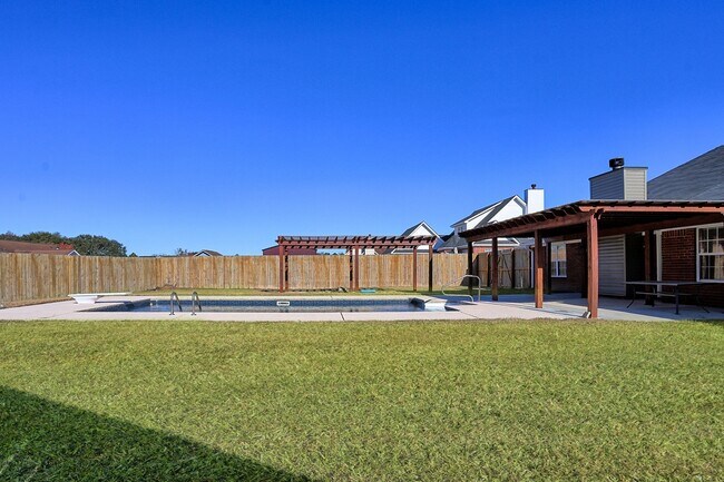 Building Photo - 204 Birch Dr