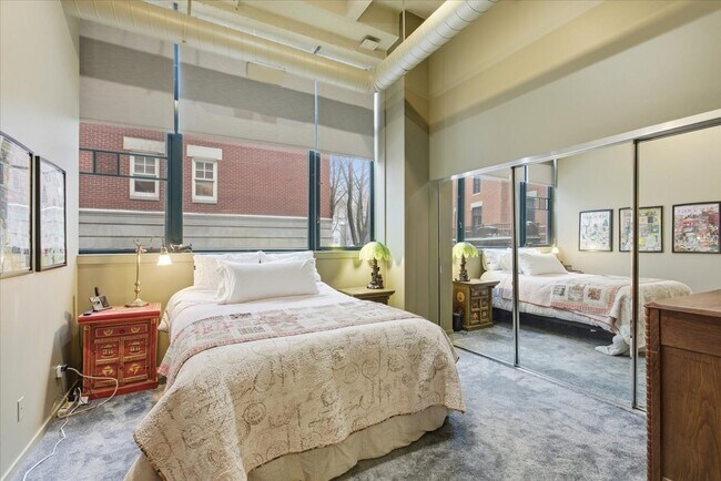 Building Photo - 2600 N Southport Ave