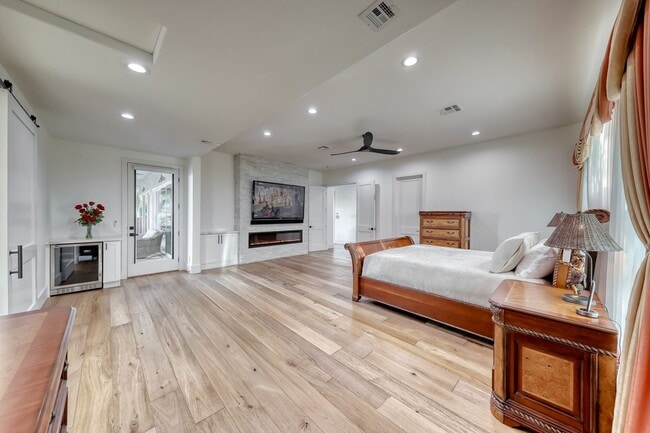Building Photo - Stunning Green Valley, Guard Gated Communi...