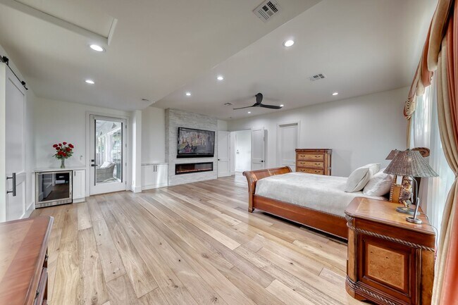 Building Photo - Stunning Green Valley, Guard Gated Community, Pool Home!