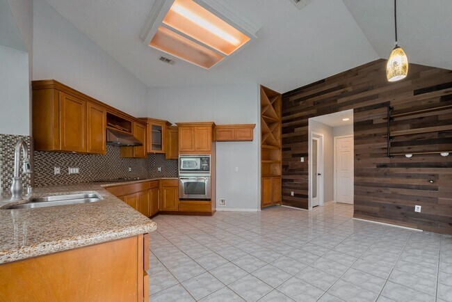 Building Photo - 311 N Esplanade Ln