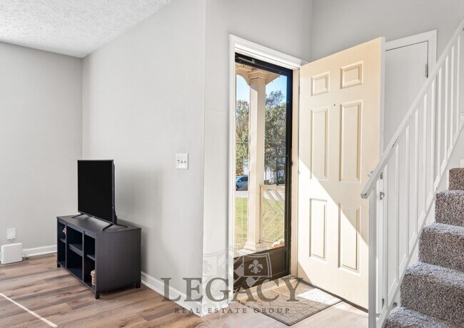 Building Photo - 748 Lake Terrace Dr