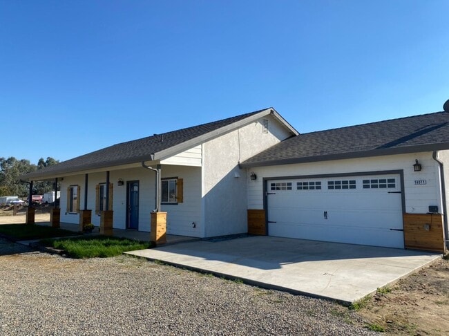 Building Photo - Country property located in Hilmar!