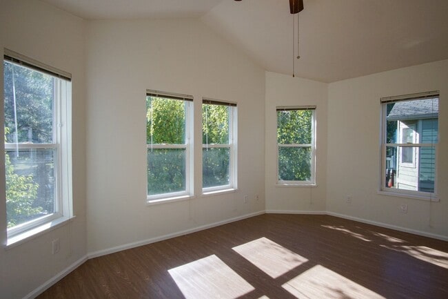 Building Photo - $250 OFF!! Lair Hill-Spacious & Updated 2-...