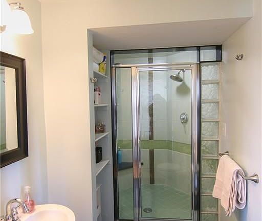 Building Photo - "Spacious 3-Bed Oasis with Granite Eleganc...