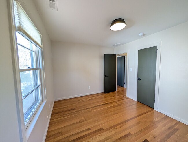 Building Photo - Great West Asheville Location!