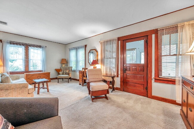 Building Photo - Gulfport Arts District Living — Furnished 3BR Bungalow with Large Yard and Easy Coastal Access |