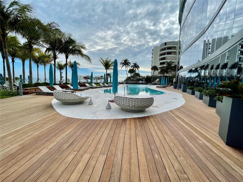 Building Photo - 15701 Collins Ave