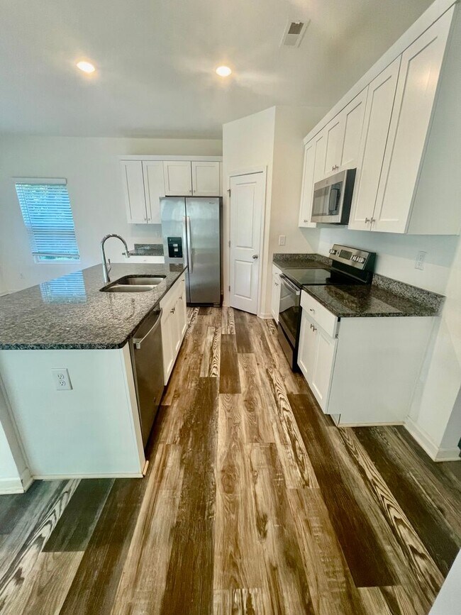 Building Photo - Welcome to this stunning 5-bedroom, 2-bath...