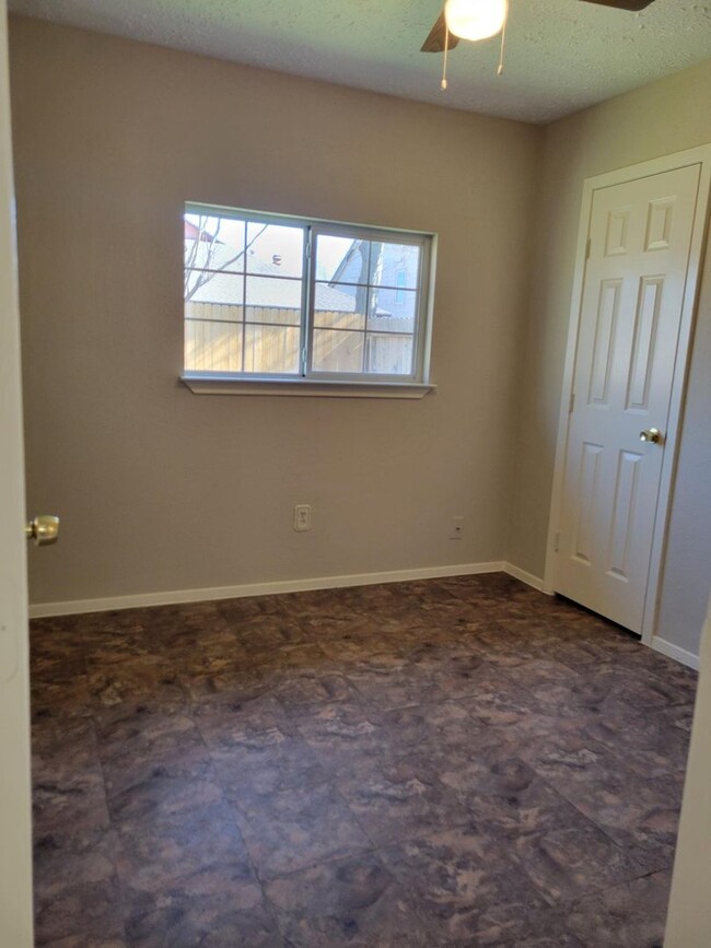 Building Photo - 4 BR Duplex Available!