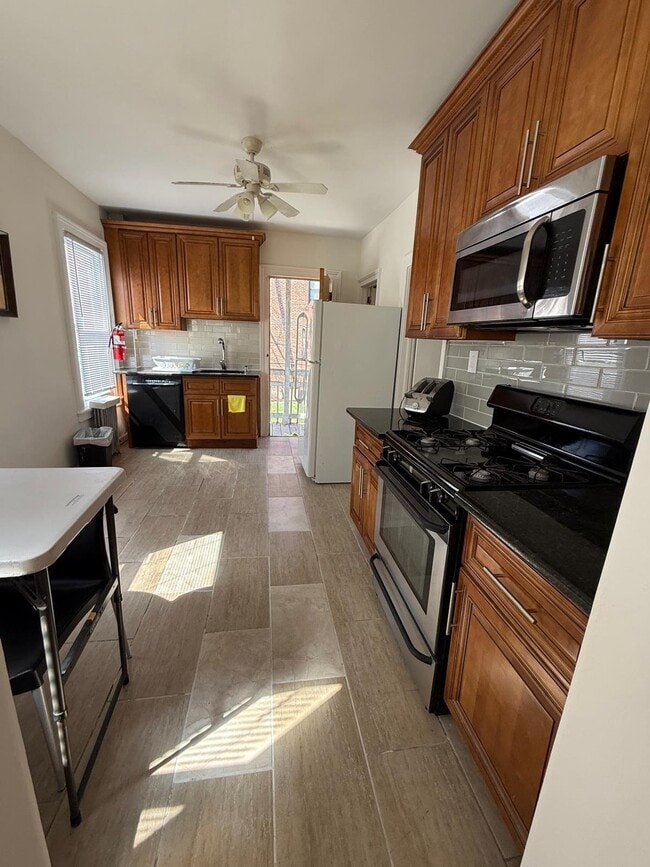 Building Photo - 53 Carman St