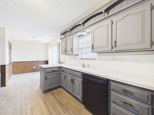 Building Photo - 3929 S Carriage Ln