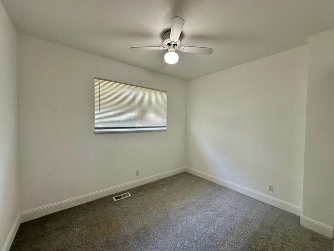 Building Photo - 220 Hampdon Ct