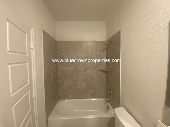 Building Photo - 2431 Klamath Dr