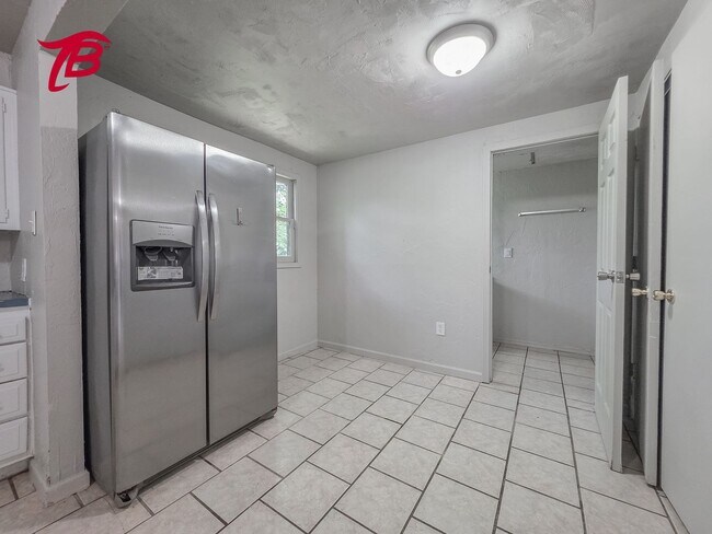 Building Photo - Spacious Split-Level 4-Bedroom Home with T...