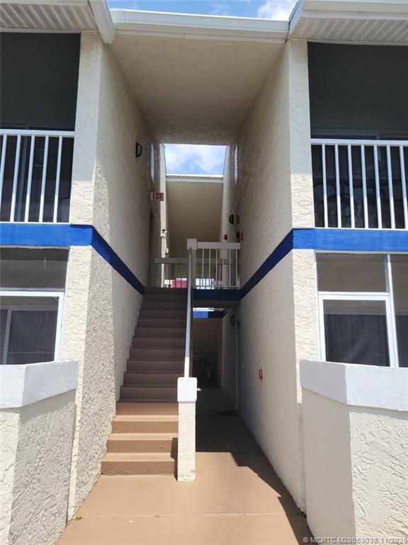 Building Photo - 1526 SE Royal Green Cir