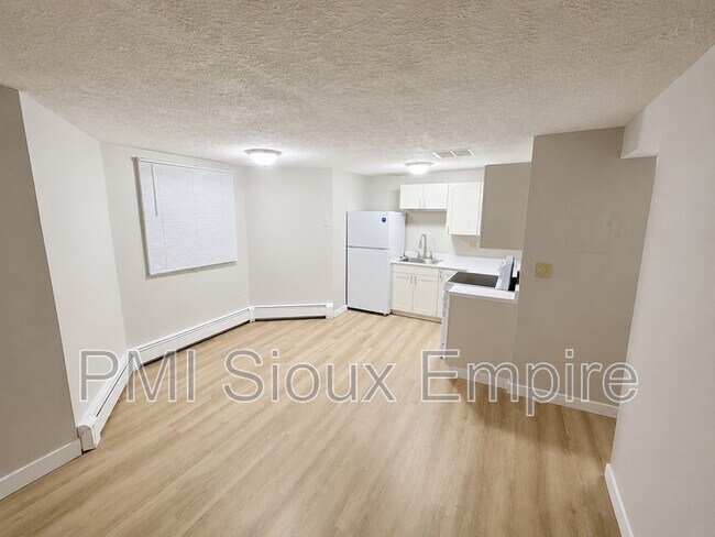Building Photo - 112 N Prairie Ave