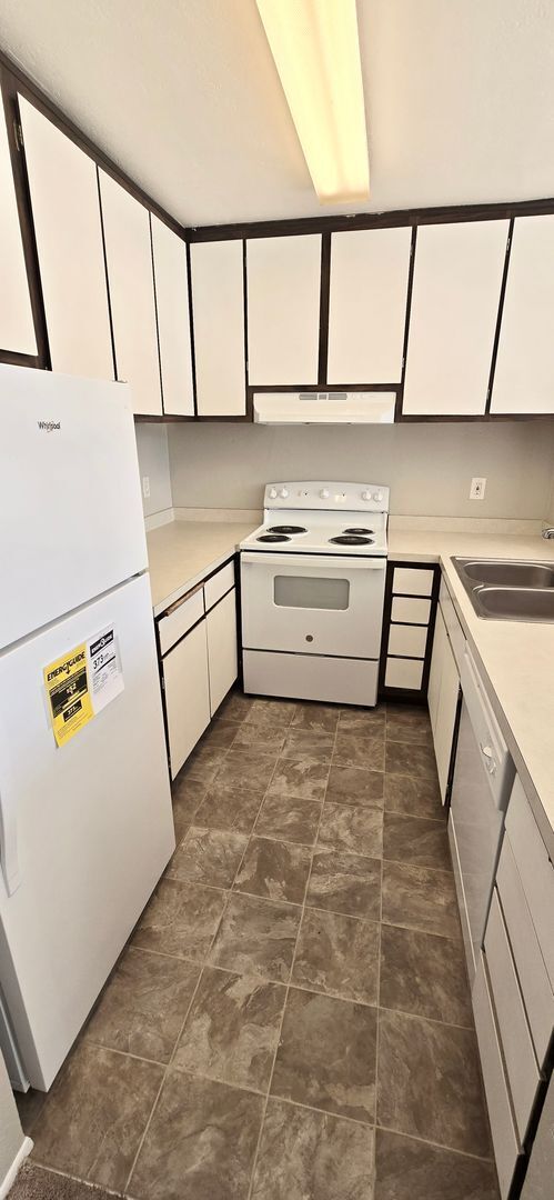 Building Photo - Charming 1-Bedroom Condo with Partial Bay Views & Summer Fireworks!