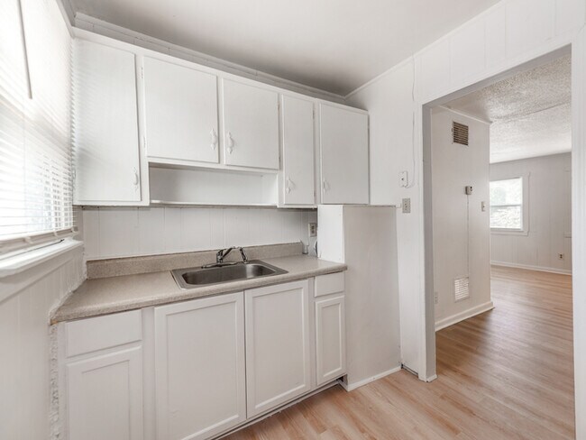 Building Photo - Charming Duplex
