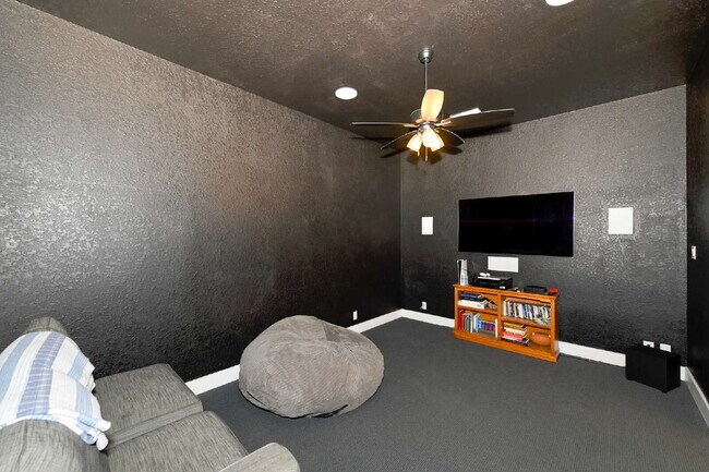 Building Photo - 26643 White Eagle Dr