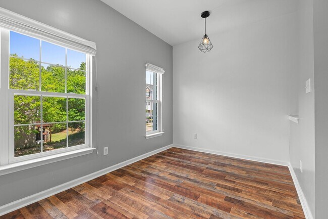 Building Photo - End-unit 2 Bedroom Townhome