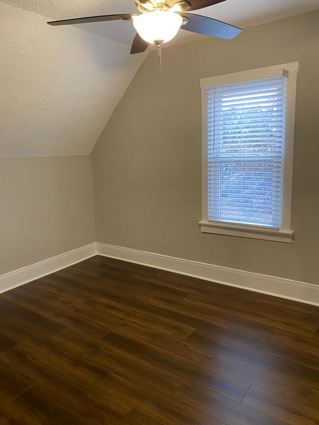 Building Photo - Large Home in Lindenwood Park