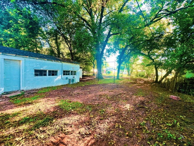 Building Photo - 307 S Rosehill Ave