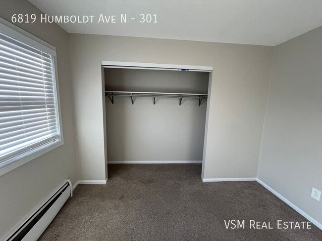 Building Photo - Spacious 2 Bedroom 1 Bathroom Unit - Avail...