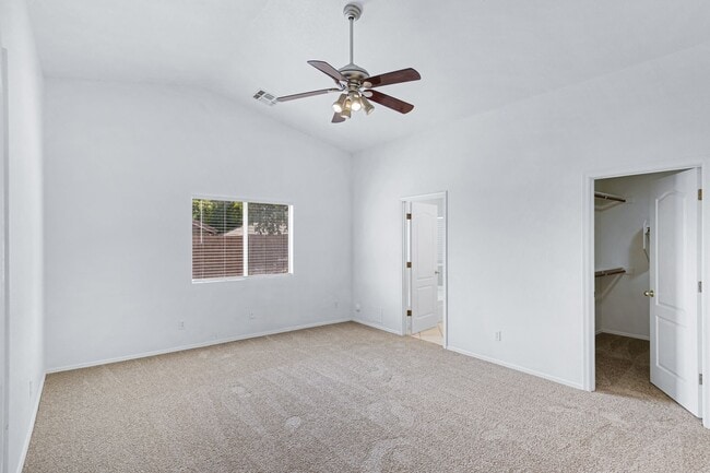 Building Photo - Beautiful Large 3 Bedroom home in Parkwood...