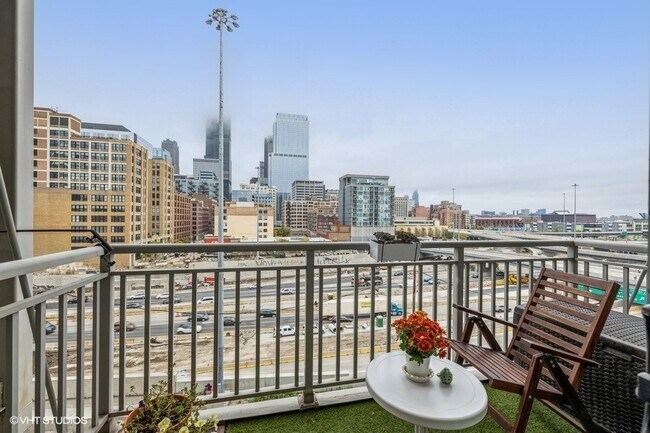 Building Photo - 770 W Gladys Ave