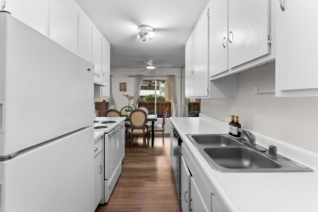 Building Photo - Beautiful 2BD/2BA Condo in Prime Pacific Beach Location!