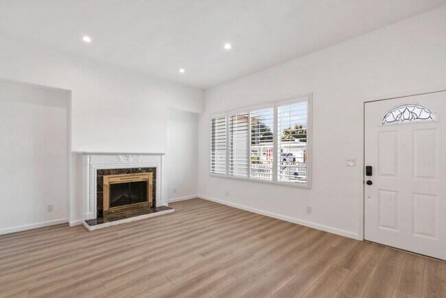 Building Photo - Move-In Ready Gem with Convenient Location