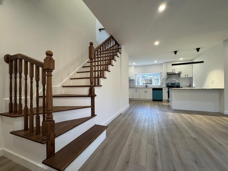 Building Photo - 198 28th St