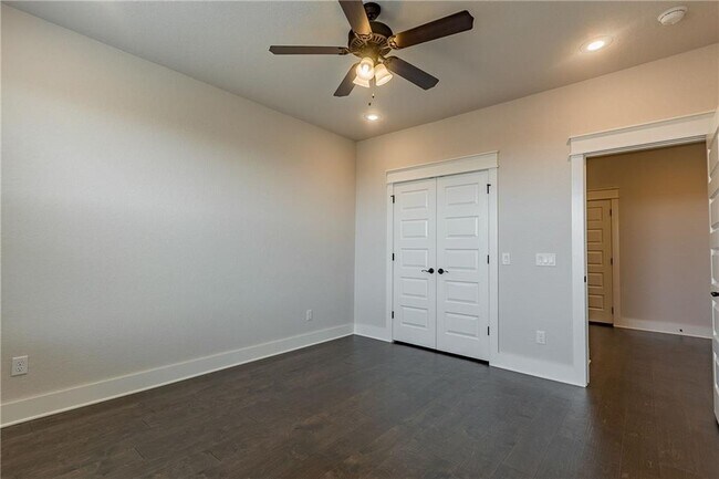 Building Photo - 489 E Ozark View Drive