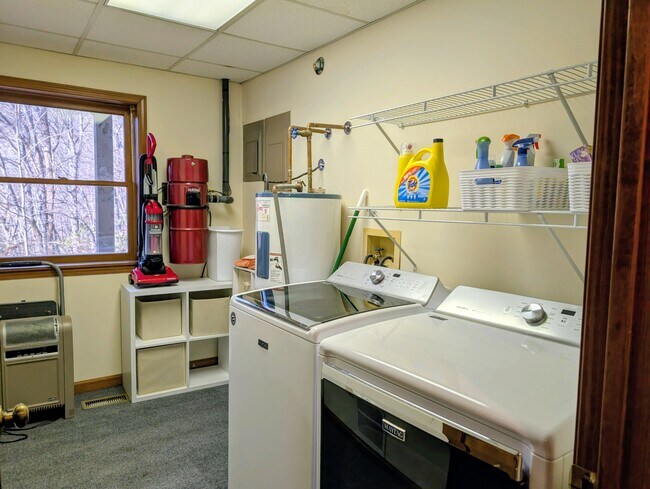 Building Photo - 842 Saddle Back Cir