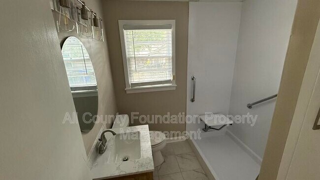 Building Photo - 2720 Martha Dr